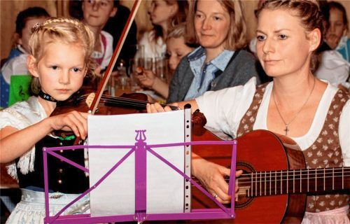 Junges Talent: die siebenjährige Katharina Reiter, begleitet von Anna Abfalter an der Gitarre. Foto re