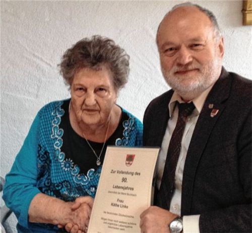 Käthe Linke mit Bürgermeister Thomas Einwang. Foto  eth