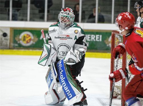 Kassierte erst nach zehn Minuten seinen ersten Gegentreffer: Stürmer Michael Baindl, der gestern Abend in Peiting ab der 23. Minute im Starbulls-Tor stand. Fotos  Wieland