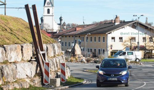 Keine moderne Kunst, sondern Notwendigkeit aus Sicherheitsgründen: Eine Stahlstütze verhindert, dass einer der lockeren Steinquader an der Stützmauer des Brucker Kreisels weiter verrutscht. Im Frühjahr 2018 soll die Mauer fast komplett erneuert, mit einer Drainage versehen und um eine Quaderreihe aufgestockt werden. Foto  Berger
