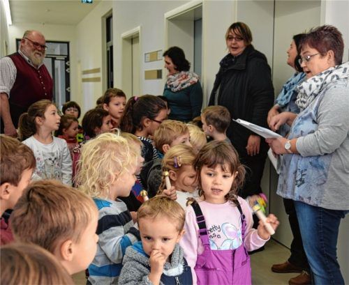 Kinder bringen 24 Überraschungen für den Rathausgang