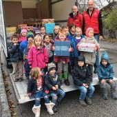 Kinder verschenken Weihnachtsfreude
