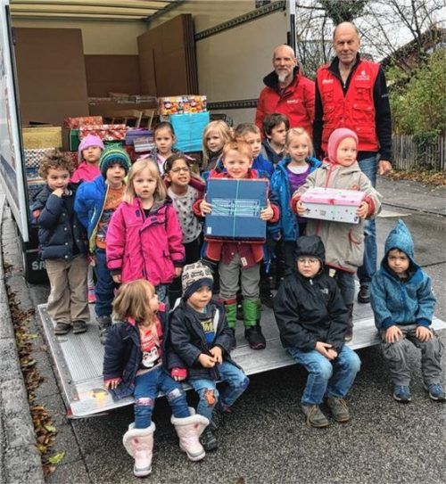 Kinder verschenken Weihnachtsfreude