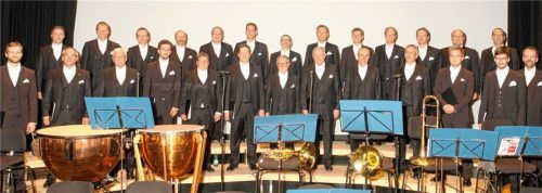 Klangvolle Geburtstagsgäste: der Männerchor Dorfen.Fotos kis