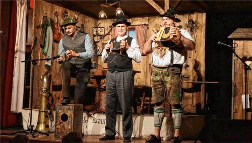 „Knedl und Kraut“ auf dem Samerberg im voll besetzten Saal vom Gasthof Maurer in Grainbach.Foto hötzelsperger