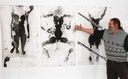 Kohle-Künstler und Unzone-Sprecher James Clay erklärt sein Werk Trypticho. Foto hko