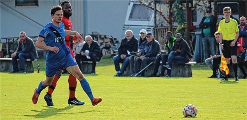 Kolbermoors Anton Peter im Laufduell mit einem Baldhamer Stürmer. Foto  Hotter