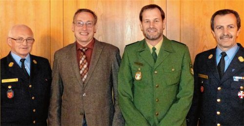 Kreisbrandinspektor Georg Wimmer, Zweiter Bürgermeister Johann Herzog, Erster Polizeihauptkommissar Markus Steinmaßl und Kreisbrandrat Richard Schrank bei der Kommandantentagung. Foto Burlefinger