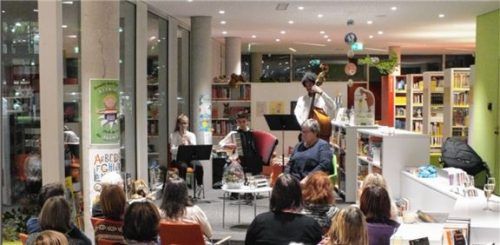 Krimis und Musik: beim „mörderischen Donnerstag“ in der Stadtbücherei Kolbermoor.