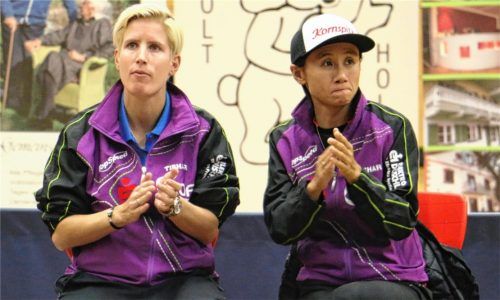 Kristin Lang (links) und Jia Liu betreuen derzeit die erste Kolbermoorer Damenmannschaft. Foto  Erlich