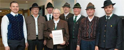 KSK-Vorstand Georg Fischer junior (rechts) und sein Stellvertreter Florian Perl ehrten die treuen Mitglieder Hans Fischer, Sebastian Wimmer, Ägid Obermüller, Robert Perl, Hans Riepertinger und Sepp Perl. Foto Berger