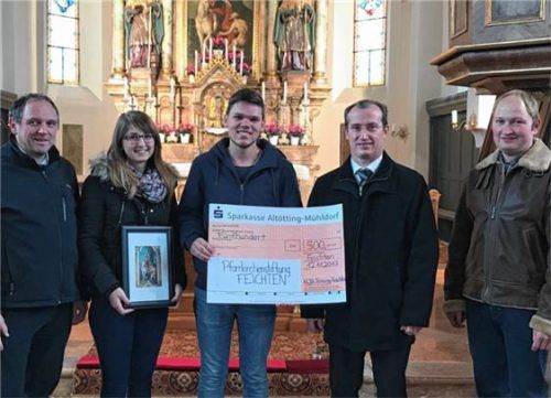 Landjugend spendet 500 Euro an die Kirche
