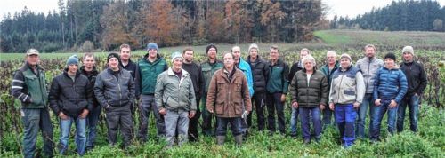 Landwirte bei der Feldbegehung im Wassereinzugsgebiet Fuchsthal, ganz rechts Josef Mayer, Betriebsleiter Wasserwerk Wasserburg, in der Mitte in brauner Jacke Werner Rauhögger vom Ingenieurbüro Ecozept in Freising. Fotos re