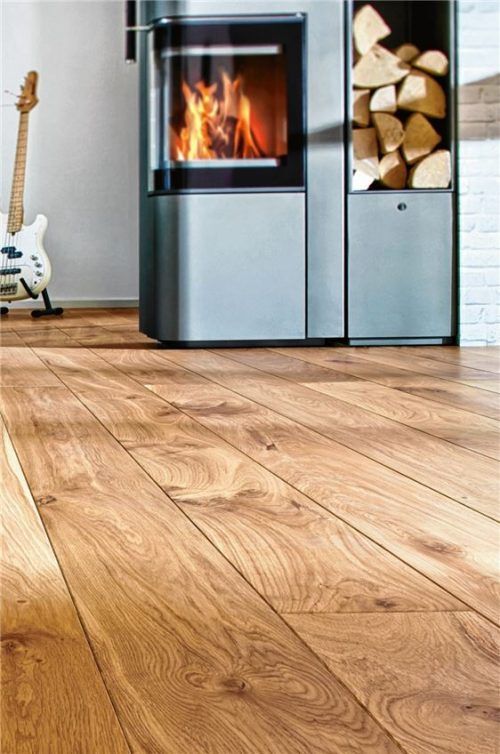 Lang, länger, vier Meter: Die Massivholzdiele aus Eiche in Überlänge bringt ein ganz einzigartiges Flair in die Wohnzimmer von heute. Je nach Raumgröße gibt es quasi keine Übergänge, sondern einfach nur Holzdielen aus einem Guss. Foto  Osmo