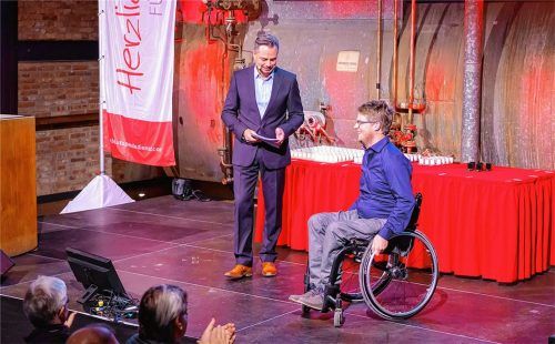 Lange Zeit im Krankenhaus, jetzt bei der Blutspende-Gala im Kolbermoorer Kesselhaus: der querschnittgelähmte Extremsportler Felix Brunner (rechts) im Interview mit Moderator Michael Sporer (links).Fotos Hoffmann/BSD /Guido Rehme (1)