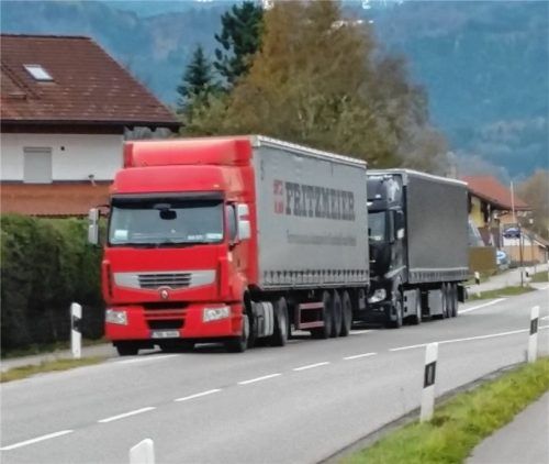 Lastwagen, die widerrechtlich an der Chiemseestraße stehenbleiben, sind immer wieder ein Ärgernis. Fotos  pü
