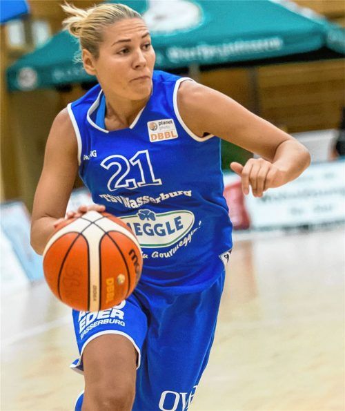 Laura Audere (drei Punkte) und diei Wasserburger Basketballerinnen trafen in der ersten Halbzeit fast nichts, gewannen aber den zweiten Durchgang. Foto Brei
