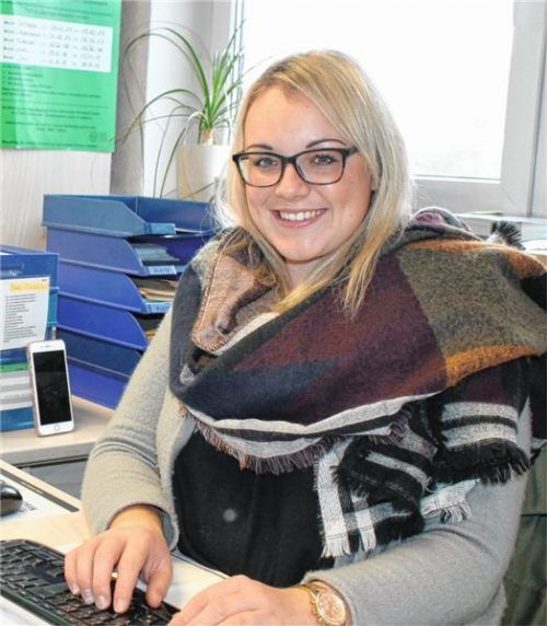 Laura Krämer macht ihre Ausbildung bei Dettendorfer Rohrdorfer Wertstoff. Im Büro sorgt sie dafür, dass der Betrieb reibungslos läuft. Foto khe