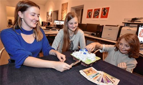 Lea, Josefa und Benny (von links) spielen gerne – und probieren ebenso gerne neue Ideen aus. Fotos Schlecker