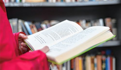 Lesen ohne Einschränkung: Die Gemeinde Eggstätt will durch einen neuen Raum die Bücherei barrierefrei gestalten. Foto dpa