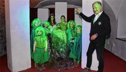 Letzte Anweisungen erteilt Ludwig Baumann den Kindern und Jugendlichen auf der neuen Amadeus-Bühne. Fotos Schlecker