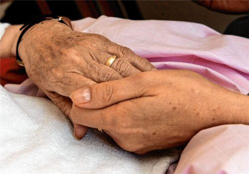 Liebevolle und fürsorgliche Begleitung bis zum letzten Tag: Die Weihnachtsaktion „OVB-Leser zeigen Herz“ ist der Hospizbewegung in der Region gewidmet. Foto dpa