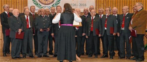 Lieder der unterschiedlichsten Stilrichtungen wurden von den zehn Chören in der Beurer Halle angestimmt.Foto  re