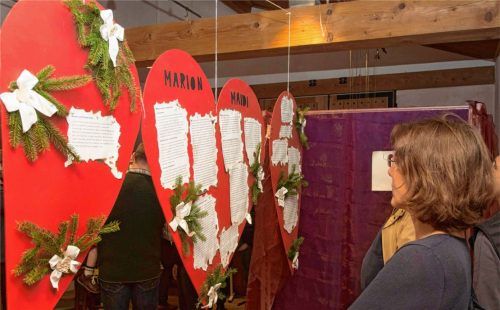 Ludwig Thomas „Herz-Damen“ wurden passend auf roten Herzen vorgestellt. Foto Berger