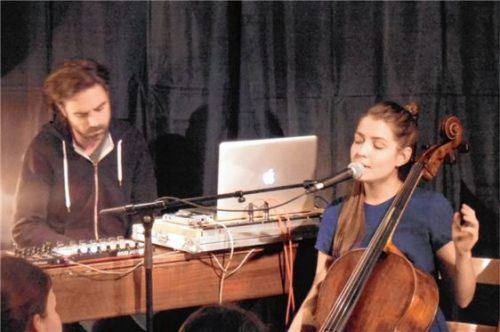 Luisa Barbarro (rechts) und Florian Ostertag spielen beide in der Band von Philipp Poisel. Vielversprechend sind die beiden Musiker auch zu zweit auf der Bühne.Foto re