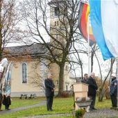 Mahnende Worte am Kriegerdenkmal in Großkarolinenfeld