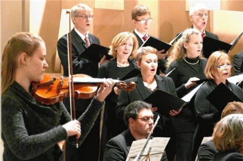 Marita Hörberg (links) führt mit schmelzendem Geigenklang den Kammerchor Rosenheim zu emphatischen Sanctus-Rufen. Foto  janka
