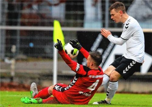 Marius Duhnke sorgte mit einer herrlichen Aktion für den einzigen Treffer im Burghauser Heimspiel.Foto Butzhammer