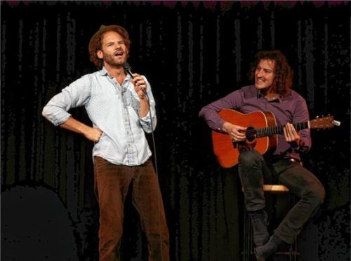 Maxi Schafroth (links) begeisterte mit seinem Auftritt am Aiblinger Gymnasium.