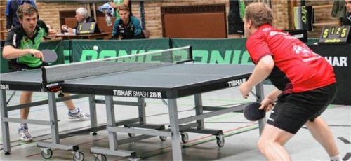 Maximilian Heeg (links) – hier gegen Hendrik Fuß – lieferte im Doppelund Einzel eine überragende Leistung ab. Foto Erlich