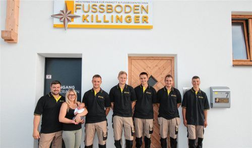 Meister ihres Fachs: Florian Killinger und das Team von Fussboden Killinger feiern am kommenden Wochenende 5. Jubiläum. Besucher können sich die neu gebaute Gewerbehalle mit Ausstellung in der Johann-Flitsch-Straße 7 in Bad Feilnbach anschauen.