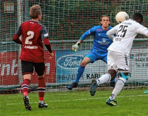Merphi Kwatu köpft den Anschlusstreffer und verlädt Keeper Johannes Kreidl.Fotos mb