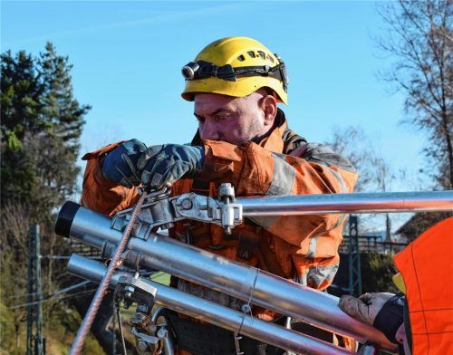 Meter für Meter verspannen die Arbeiter in diesen Tagen die neue Oberleitung. Foto  pü
