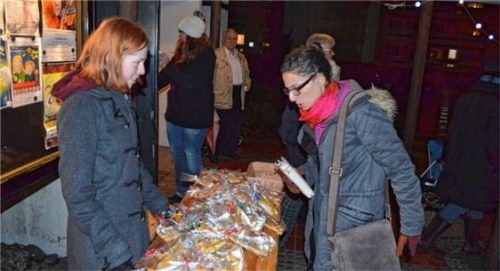 Ministranten verkauften gebackene Martinsgänse.Fotos sel