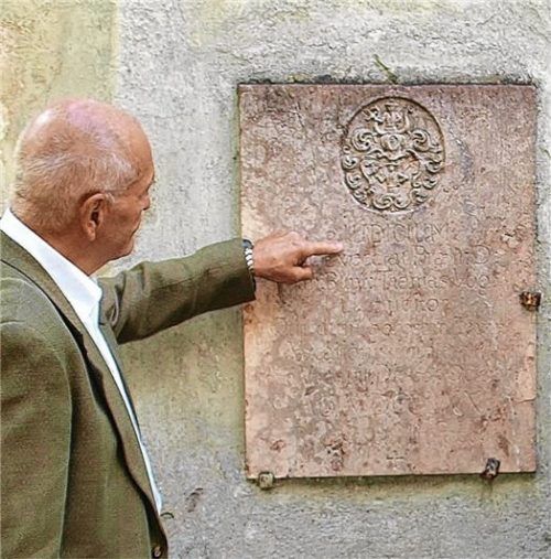 Mit 15000 Euro beteiligt sich der Förderverein „Alt-Traunstein“ an der Sanierung der Grabplatten an der Kirche St. Georg und Katharina im Stadtpark. Im Bild Otto Huber vom Förderverein mit einer der Grabplatten. Foto bjr