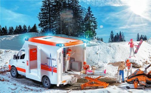 Mit dem Rettungswagen MB Sprinter Ambulanz mit Fahrer im Maßstab 1:16 und dem Figurenset Rettungsdienst können Kinder Notfalleinsätze nachspielen. Foto djd/Bruder Spielwaren