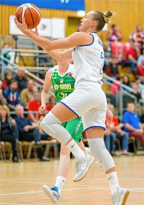 Mit den weißen Euro-Cup-Trikots in die nächste Runde? Wasserburgs Damen und Santa Okockyte (Bild) brauchen heute einen Heimsieg gegen Fribourg. Foto Brei