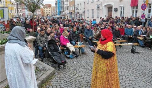 Mit der Begegnung von Jesus und der Samariterin am Brunnen verdeutlichten Dr. Achim Hofmann und Sabine Rückerl vor mehr als 300 Gottesdienstbesuchern, wie das Miteinander der Kirchen gelingen kann.