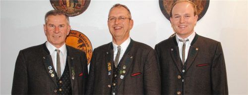 Mit Franz Strasser junior (rechts) führt nun die Nachfolgegeneration der Gründer um Gründungsvorstand Anton Strasser senior (links im Bild, 1992 -2004) und seinem Nachfolger als Schützenmeister, Christian Sommer (Bildmitte, 2004-2014) den Verein in die Zukunft.Foto  wag