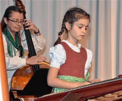 Mit „Irish-Bayrisch“ präsentierte der Bereich Volksmusik sein Programm. Foto Schlecker