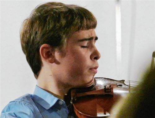 Mit konzentriert geschlossenen Augen spielte Norman Spaeth das Adagio des Bach-Violinkonzertes.Foto janka