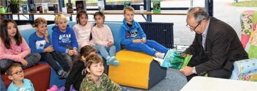 Mit lustigen Geschichten aus dem Buch „Fette Beute“ von Joachim Friedrich begeisterte Bürgermeister Peter Kloo beim Vorlesetag die Zweitklässler.