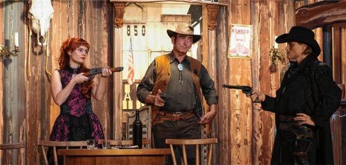 Mit rauchendem Colt schlichtet Sally (Lisa Blank) den Streit zwischen Sheriff Sam Colt (Franz Kumpfmüller) und der Revolverheldin Jessica James (Christine Lechner) und sorgt so für Ruhe und Ordnung in ihrem Saloon (von links).Foto  re