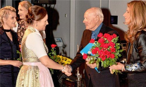 Mit roten Rosen dankten die Beschäftigten von Pro Arbeit Jürgen Krause für sein Engagement. Er hatte bei der Vereinsgründung vor 20 Jahren den Vorsitz übernommen und übte sein Amt mit Leidenschaft aus; rechts im Bild Geschäftsführerin Claudia Georgii. Foto Kreitmeier