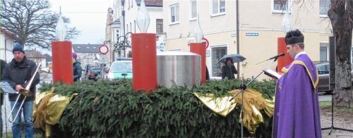 Mit stattlichem Adventskranz die „stade Zeit“ einläuten