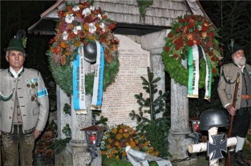 Mitglieder der Gebirgsschützenkompanie hielten die Ehrenwache am Kriegerdenkmal. Foto reh
